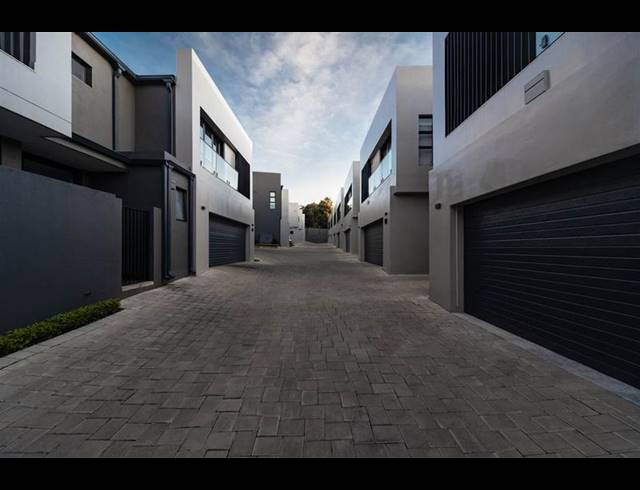 4 BEDROOM CLUSTER FOR SALE IN LYNNWOOD